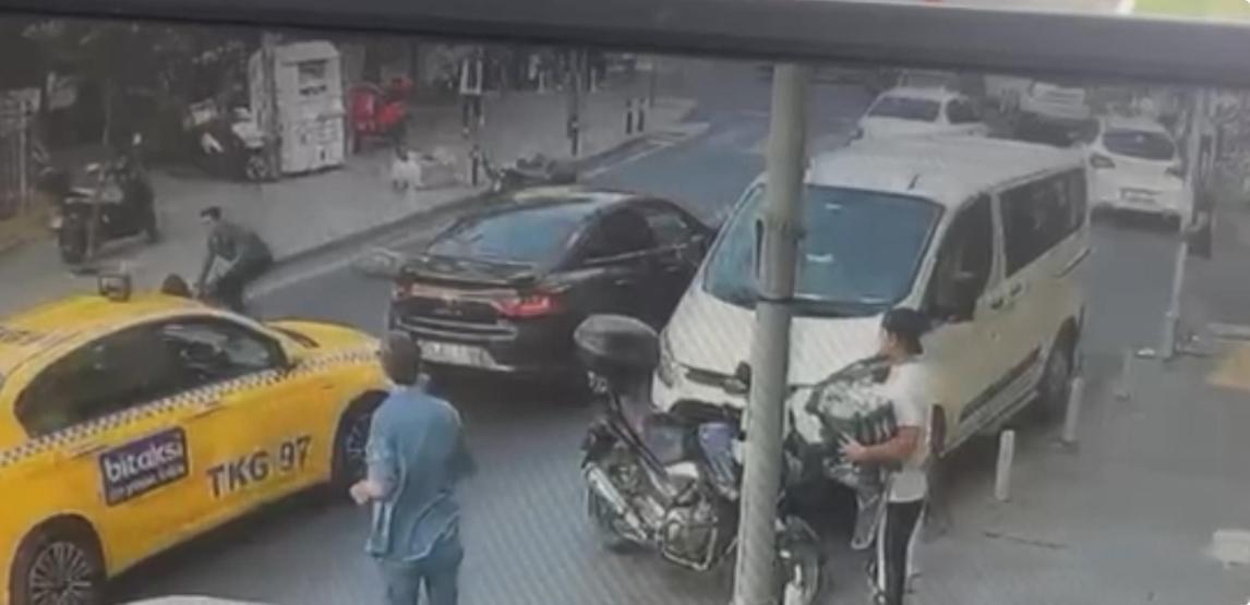 Kağıthanede tam gaz facia: 4 araca çarptı, 2 kişi yaraladı