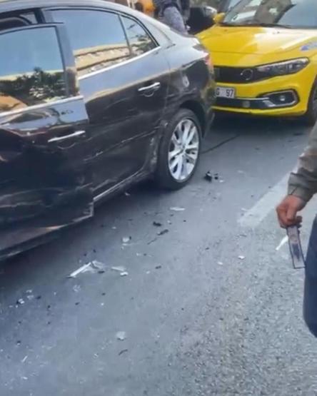 Kağıthanede tam gaz facia: 4 araca çarptı, 2 kişi yaraladı