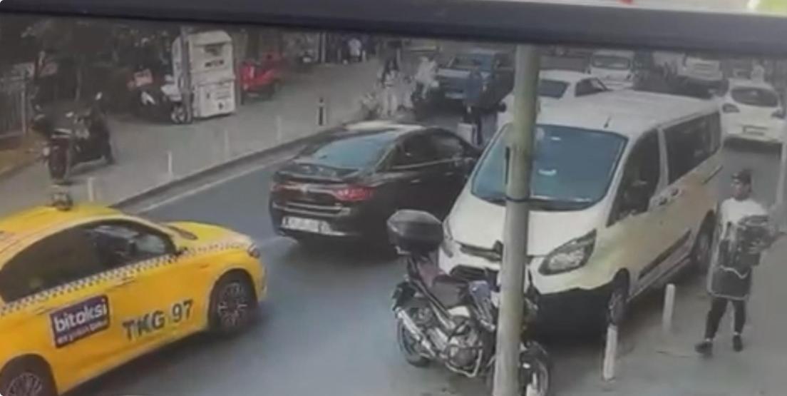 Kağıthanede tam gaz facia: 4 araca çarptı, 2 kişi yaraladı