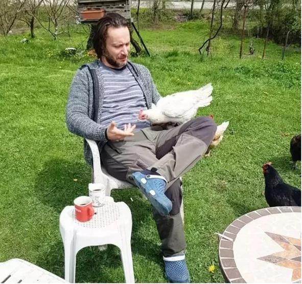 Ünlü Oyuncu Gökmen Kasabalı, İstanbulu Terk Edip Köyüne Döndü Sıfırdan İnşa Ettiği Evde Yaşıyor