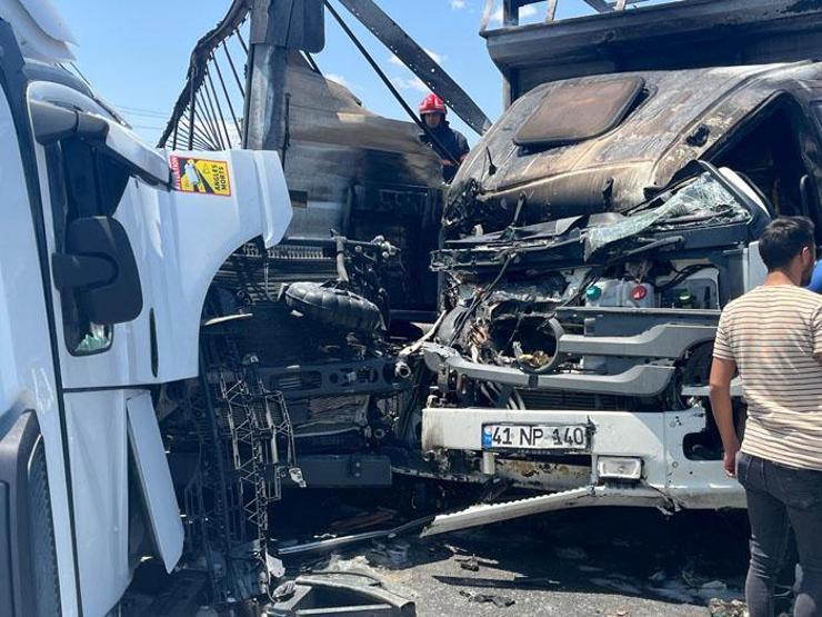 Sakaryada feci kaza TIRlar alev aldı: Can kaybı var
