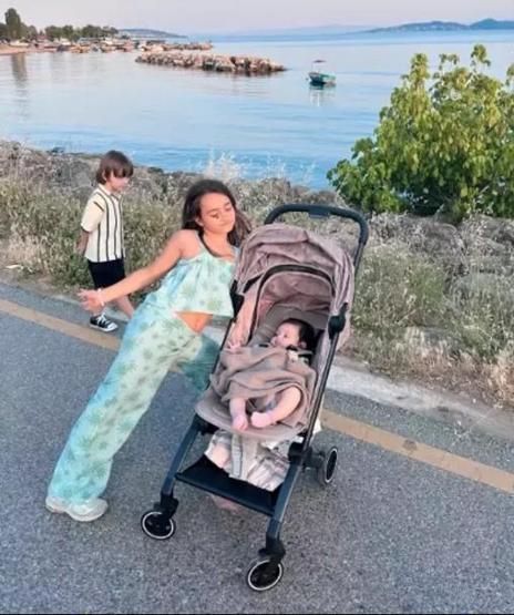 Zeynep Sever Demirel’in Kızı Yasmin 5 Aylık Oldu: Sahilden Mutlu Anlar Paylaşıldı