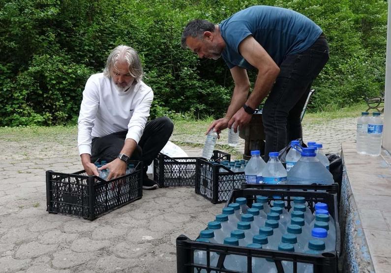 Mide Rahatsızlıklarından Böbrek Taşı Düşürmeye İyi Geldiğine İnanılıyor Bardak Bardak İçilen ve Ağızda Acı Tat Bırakan Şifalı Su İçin Tüketim Uyarısı