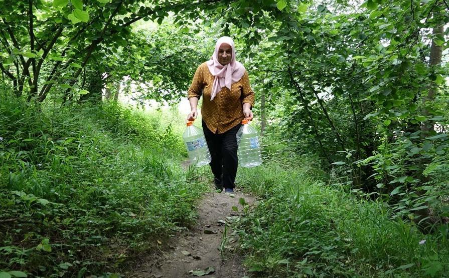 Mide Rahatsızlıklarından Böbrek Taşı Düşürmeye İyi Geldiğine İnanılıyor Bardak Bardak İçilen ve Ağızda Acı Tat Bırakan Şifalı Su İçin Tüketim Uyarısı