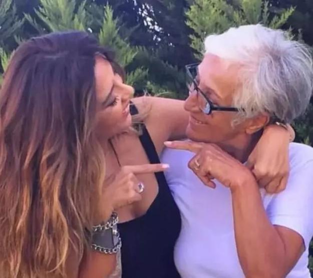 Aslı Hünelden Duygusal Paylaşım: Zorlanıyorum, Debeleniyorum