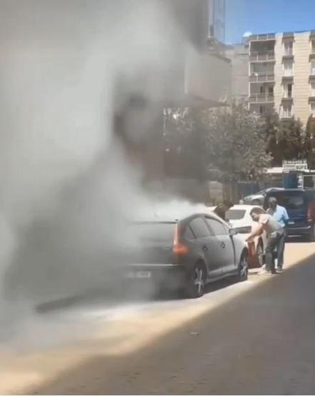 Yanan otomobile akıl almaz müdahale O anlar kameraya yansıdı