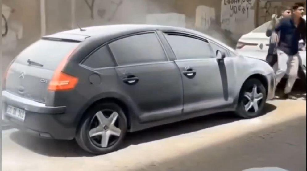 Yanan otomobile akıl almaz müdahale O anlar kameraya yansıdı