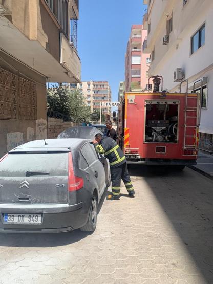 Yanan otomobile akıl almaz müdahale O anlar kameraya yansıdı