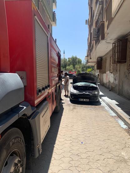 Yanan otomobile akıl almaz müdahale O anlar kameraya yansıdı