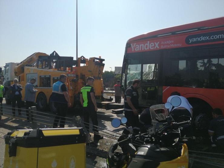 Haliçte metrobüs kazası: Çok sayıda ekip bölgeye sevk edildi