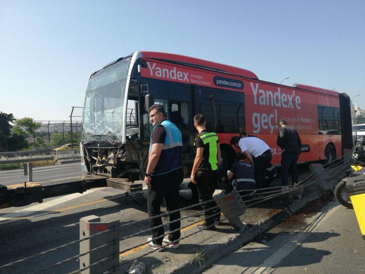Haliçte metrobüs kazası: Çok sayıda ekip bölgeye sevk edildi