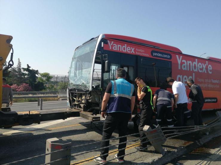Haliçte metrobüs kazası: Çok sayıda ekip bölgeye sevk edildi
