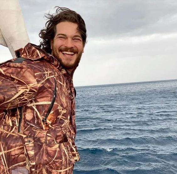 Eşref Rüyanın yıldızı Çağatay Ulusoy’un kardeşine bakın Gören aynı şeyi söyledi: KARİZMA GENETİK
