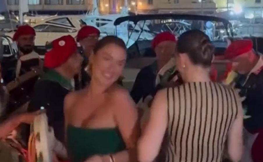Hadiseden Suikast Treninin yıldızı Joey King ile sokak dansı GÖREN BİR DAHA BAKTI