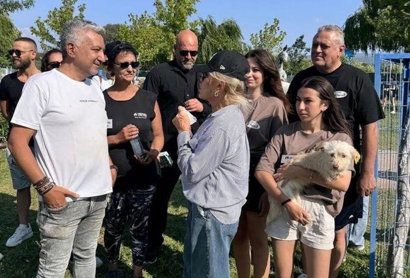 Süperstar Ajda Pekkandan HAYTAP Emekli Hayvanlar Çiftliği’ne ziyaret