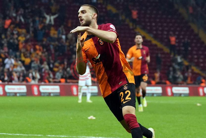 Galatasarayda bir ayrılık daha Okan Buruktan izin çıktı...