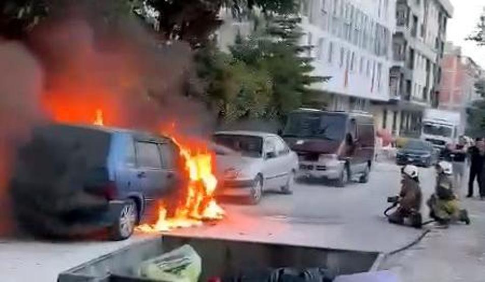 Park halindeki otomobil alev alev yandı
