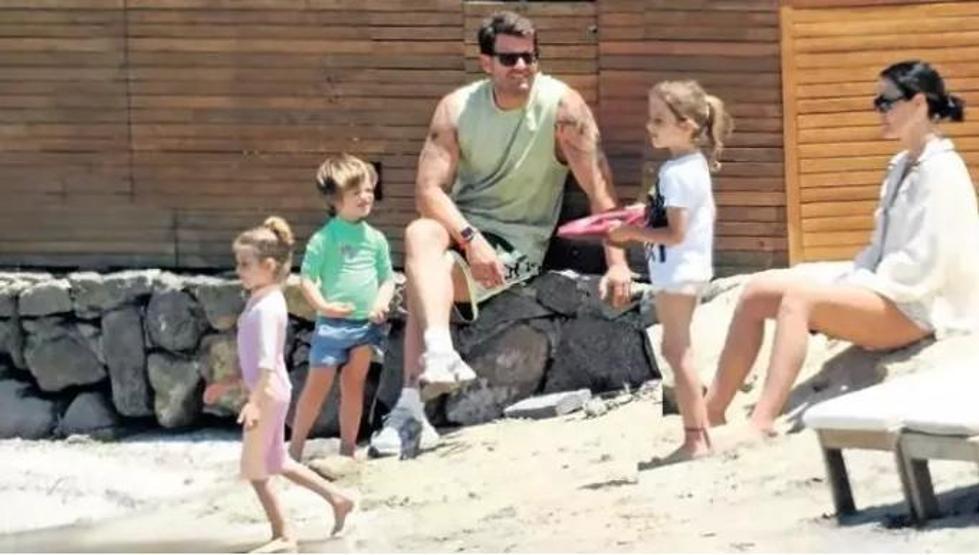 Kıvanç Tatlıtuğ ve Oğlu Kurt Efenin Plajda Eğlenceli Anları