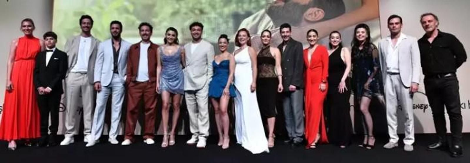 Hande Erçel ve Barış Arduç, Aşkı Hatırla Galasında Büyüledi