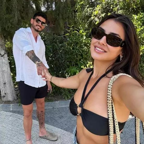 Hazal Çağlar ve Samet Akaydından Nişan Sonrası Romantik Tatil