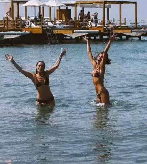 Berrak Tüzünataç ve Özge Özpirinçciden Bodrumda Keyifli Deniz Pozu