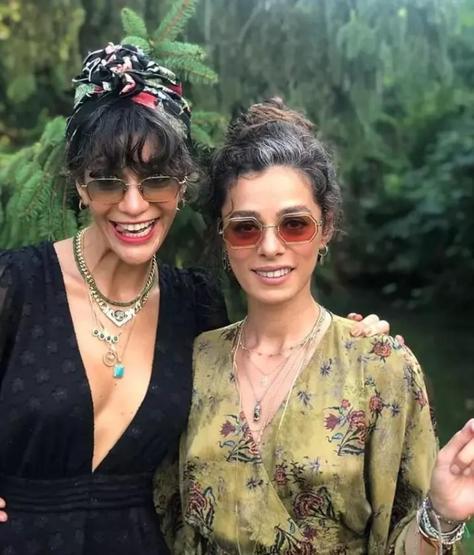 Berrak Tüzünataç ve Özge Özpirinçciden Bodrumda Keyifli Deniz Pozu
