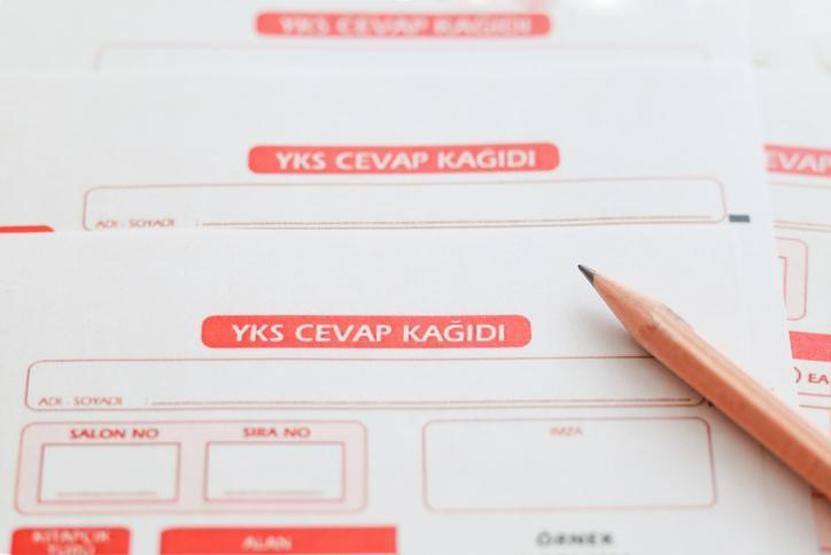 ÖSYM YKS sınav giriş belgesi renkli mi olmalı YKS sınav giriş belgesi siyah beyaz olur mu Üniversite sınavı TYT, AYT, YDTye siyah beyaz YKS sınav giriş belgesi ile girilir mi ÖSYM YKS sınav giriş belgesi sorgulama