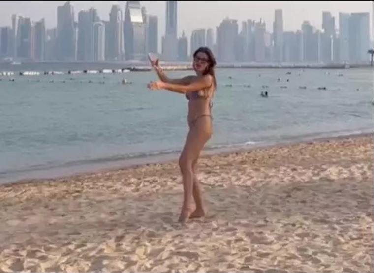 Yüsra Geyik Kumsalda Cesur Dansıyla Sosyal Medyayı Salladı