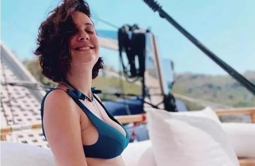 Bergüzar Korel, Marmaris’te Bikinili Pozuyla Gündem Oldu 25 Kilo Verdi, Formunu Sergiledi
