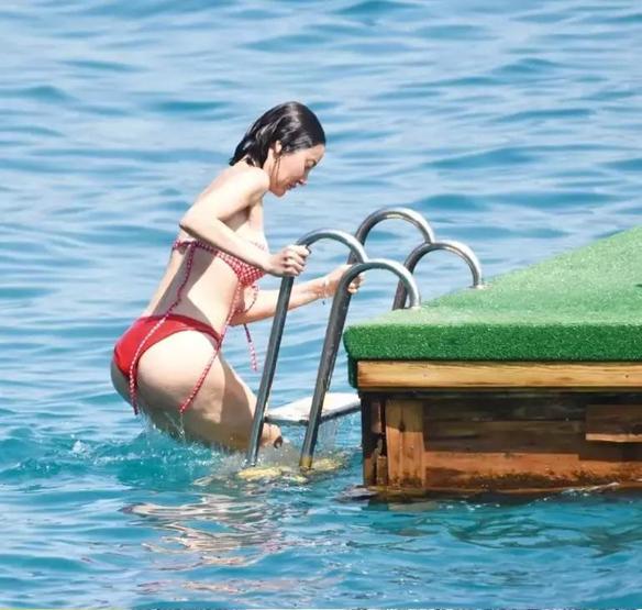 Uzak Şehirin yıldızları Bodrumda Dilin Döğer ile Mine Kılıç’ın tatil keyfi