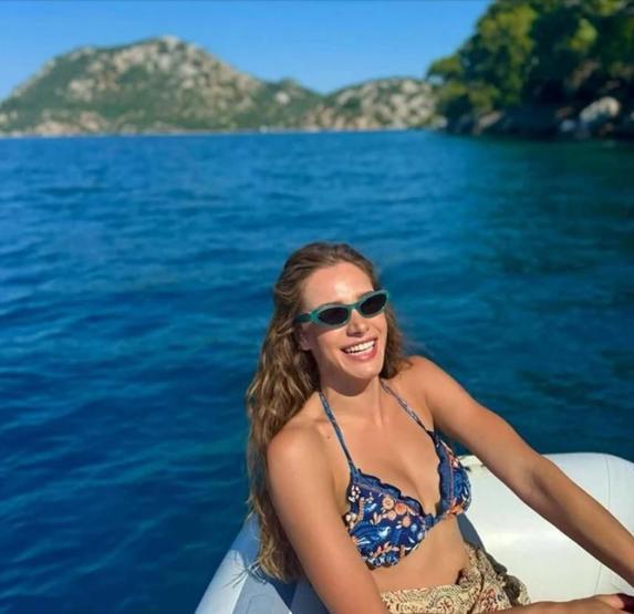 Miray Daner Tatil Pozlarıyla Göz Doldurdu Hayranları: Bu Ne Güzellik
