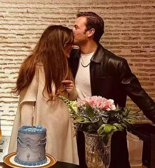 Tolga Sarıtaş’ın Modacı Eşi Zeynep Mayruk, New York’ta Karnı Burnunda Poz Verdi