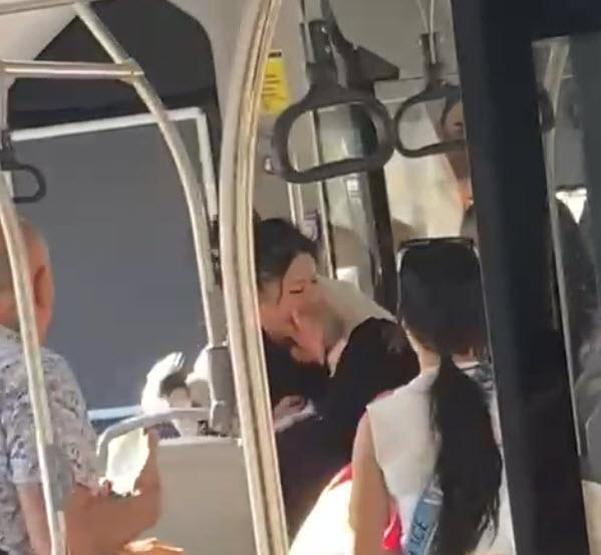 Denizlide tesettürlü kadına saldırı O anlar kameraya yansıdı