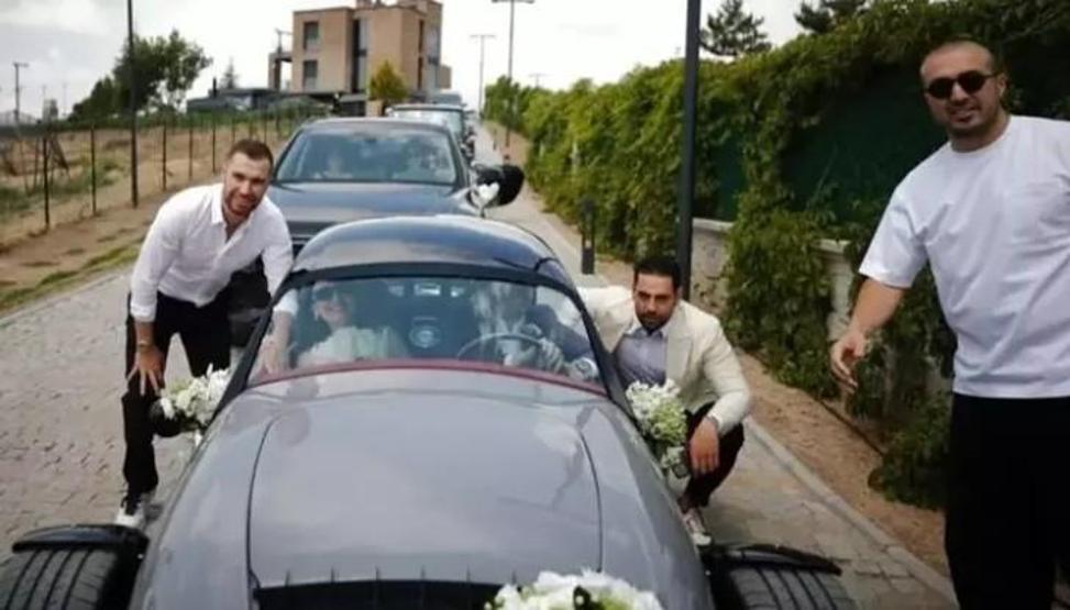 Sinan Enginin Kızı Elif Engin ile Ahmet Ahlatcının Oğlu Ahmet Emin Ahlatcı Evlendi