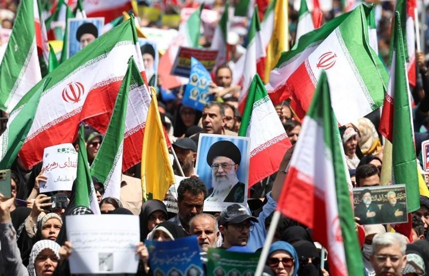 ABD saldırıları sonrası İranlılar meydana indi: Savaşacağız, öleceğiz, teslim olmayacağız
