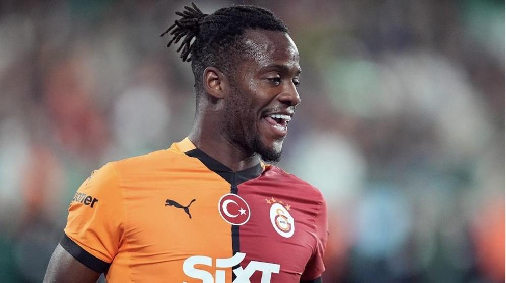 Galatasarayın eski yıldızı Batsuayinin yeni imajını görenler tanıyamıyor