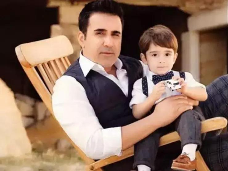 BABASININ İZİNDE Şarkıcı Emrahın oğlu Elyasa Babasının Yeni Şarkısını Söyledi, Sosyal Medya Yıkıldı... Yok Böyle Benzerlik