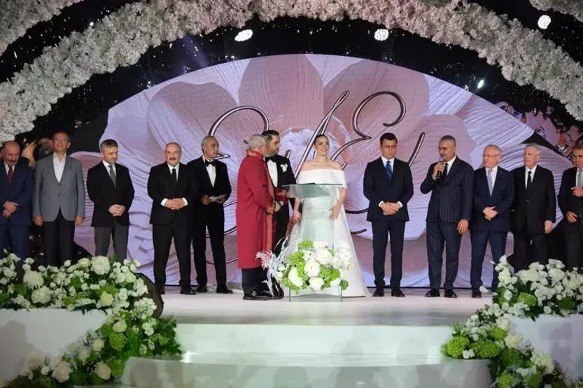 ÇIRAĞAN DEĞİL ÇORUM JET SOSYETE BU DÜĞÜNÜ KONUŞUYOR Sinan Engin’in kızı Elif Engin, Ahmet Ahlatcı’nın oğlu Ahmet Emin Ahlatcı ile evlendi