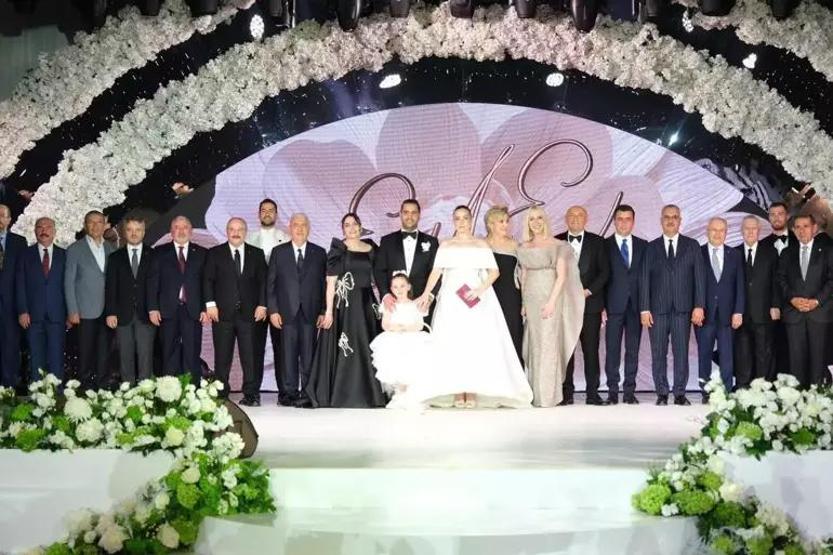 ÇIRAĞAN DEĞİL ÇORUM JET SOSYETE BU DÜĞÜNÜ KONUŞUYOR Sinan Engin’in kızı Elif Engin, Ahmet Ahlatcı’nın oğlu Ahmet Emin Ahlatcı ile evlendi