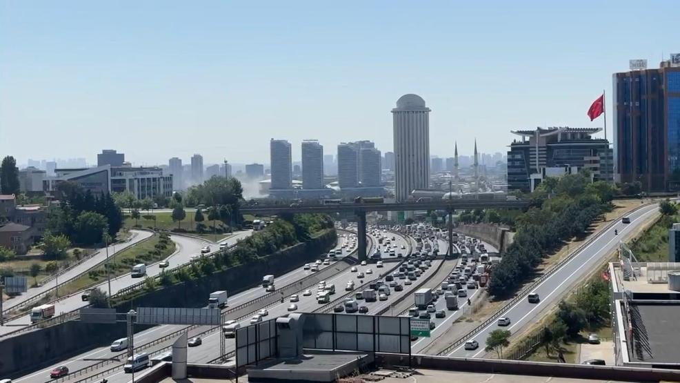 İstanbulda korku dolu anlar: AVMdeki iş yerinde yangın