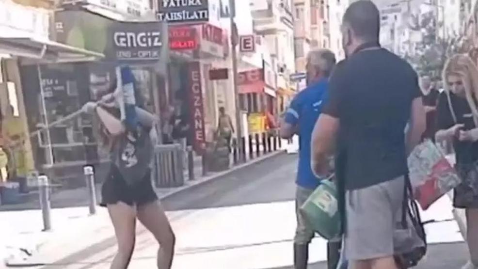 İzmirde skandal görüntüler: İki kız, temizlik görevlisini vahşice darp etti | Tutuklandılar