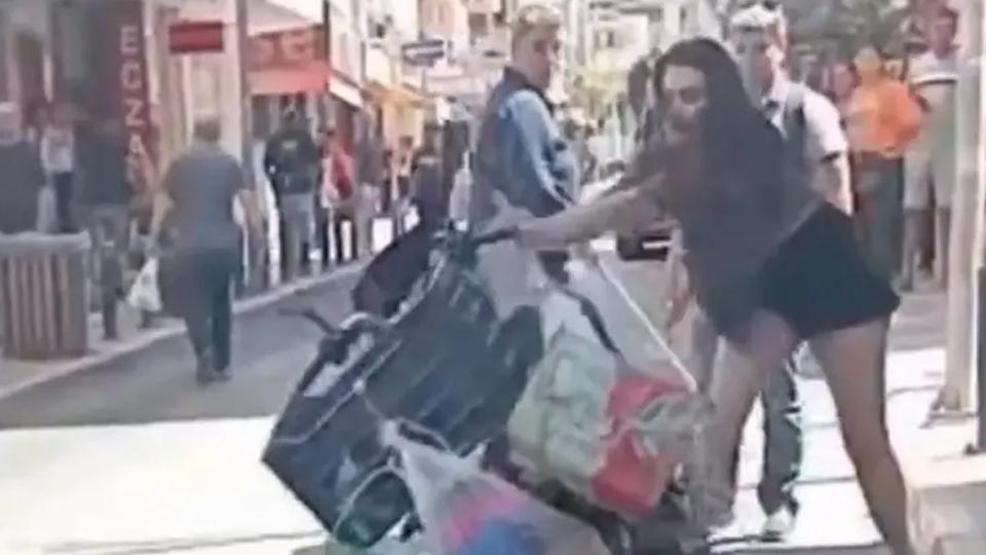 İzmirde skandal görüntüler: İki kız, temizlik görevlisini vahşice darp etti | Tutuklandılar