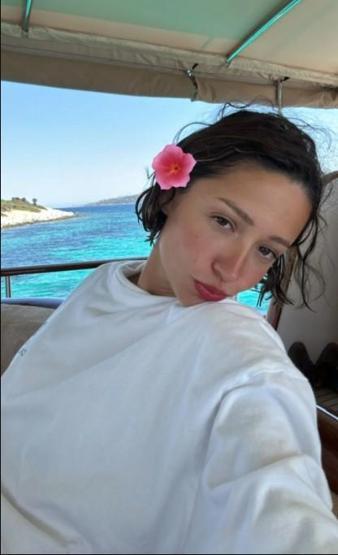 Zeynep Bastık Tekne Tatilinde Bikinili Pozuna Hayranlarından Beğeni Yağdı
