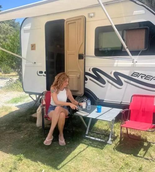 Esra Akkaya’dan Doğa İçinde Sürpriz Tatil Seçimi: 5 Yıldızlı Otel Yerine Karavan Kampı