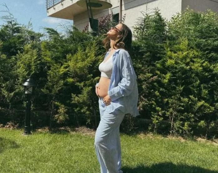 İrem Helvacıoğlundan Hamilelik Paylaşımı: Karnı Belirginleşen Ünlü İsim Anne Olmaya Hazırlanıyor