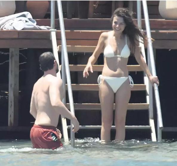 Sinem Ünsal ve Berk Cankat Bodrum’da Aşk Tazeledi Ege’nin Serin Sularında Romantik Anlar