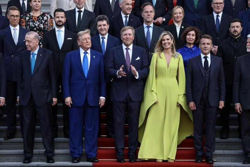 NATO Zirvesi’nde dikkat çeken o kare: Fotoğrafta 5 kadın daha var ama o hepsini gölgede bıraktı