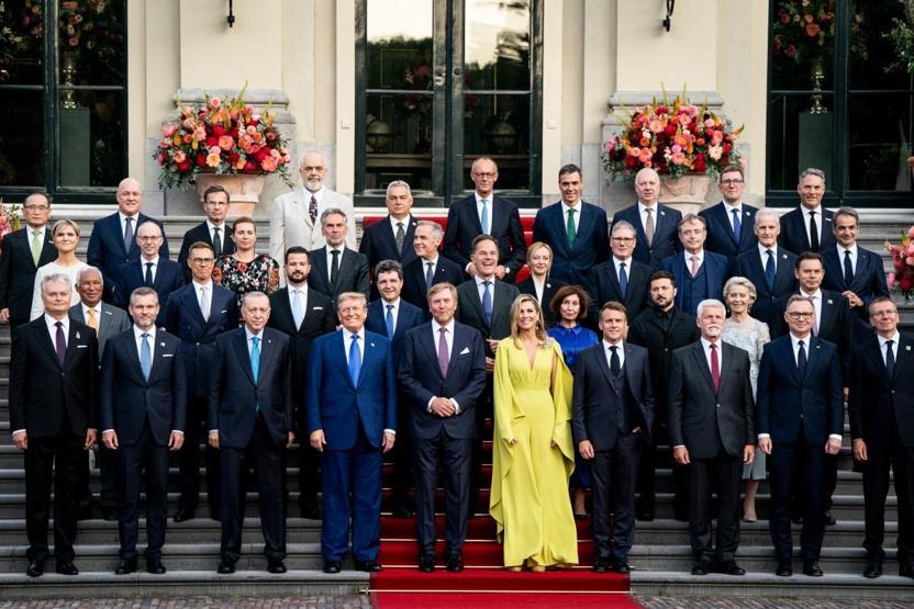 NATO Zirvesi’nde dikkat çeken o kare: Fotoğrafta 5 kadın daha var ama o hepsini gölgede bıraktı
