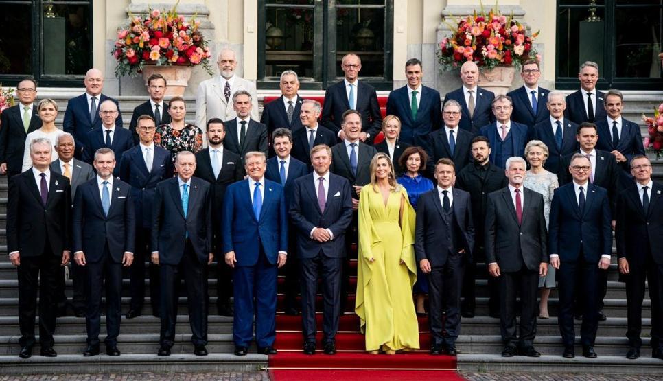 NATO Zirvesi’nde dikkat çeken o kare: Fotoğrafta 5 kadın daha var ama o hepsini gölgede bıraktı
