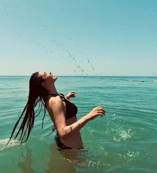 Aslıhan Güner, Yaz Sezonunu Bikinili Pozlarla Başlattı